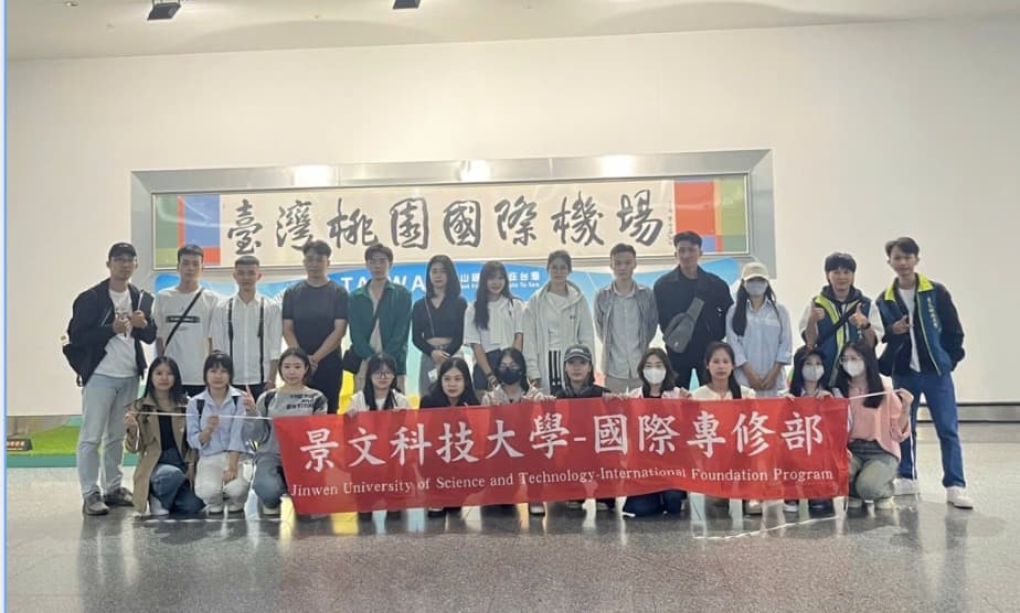 Trường Đại học KHKT Cảnh Văn đón học viên tại sân bay Đào Viên