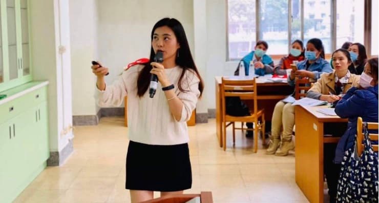Giảng viên IEC đứng lớp